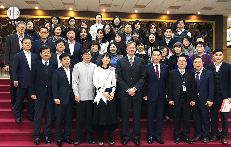 맨앞 왼쪽 세번째부터 오른쪽으로 백충열 신부, ACN 한국지부 직원과 요하네스 클라우자 지부장, 박수현 국회의장 비서실장이 나란히 서 있다(2018.12.12 국회 본관 로텐더홀).