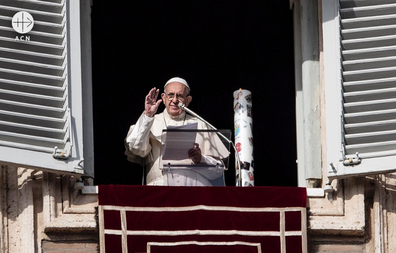 삼종기도를 마친 후 시리아에서 온 기도초에 불을 밝힌 프란치스코 교황 (2018.12.02 바티칸)