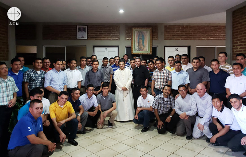 Rolando José Álvarez Lagos 주교와 신학생들 (출처=ACN자료사진)