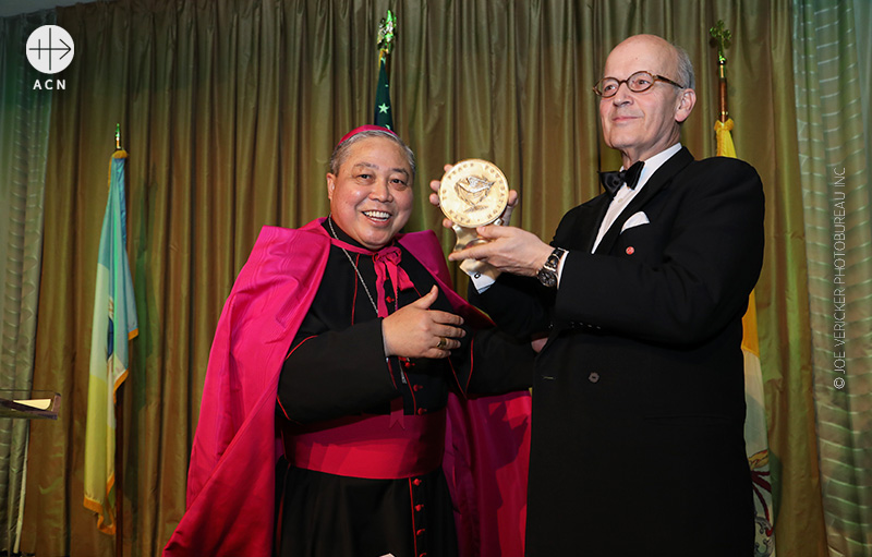 베르나디토 아우자 대주교와 토마스 하이네겔던 대표(출처=ACN 자료사진)