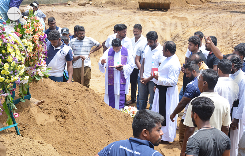 스리랑카 폭탄 테러 희생자들의 합동 장례 후 무덤 앞에기도하는 모습 (출처=ACN 자료사진)