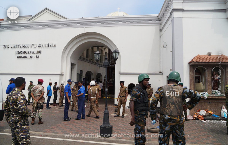 스리랑카 폭탄 테러 직후 성 안토니오 성당 앞을 지키는 군과 경찰들 (출처=ACN 자료사진)