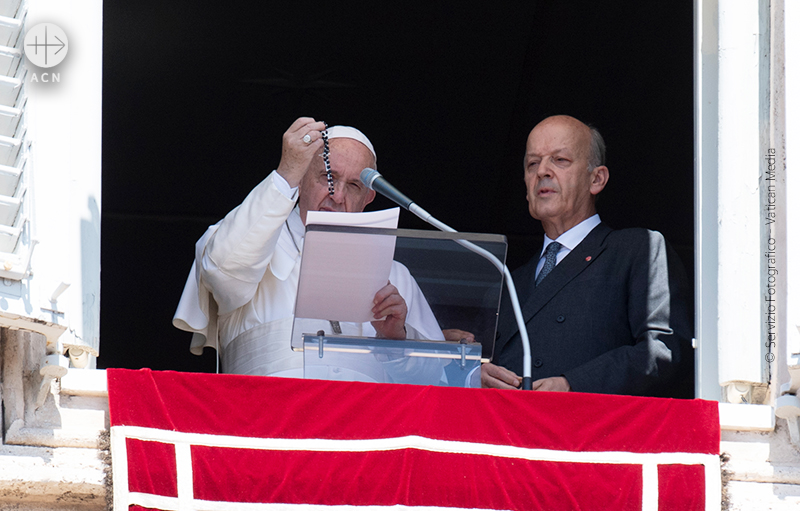 성모승천대축일 삼종기도 시간에 시리아를 위해 묵주 6천개를 축복한 프란치스코 교황(© Servizio Fotografico - Vatican Media)