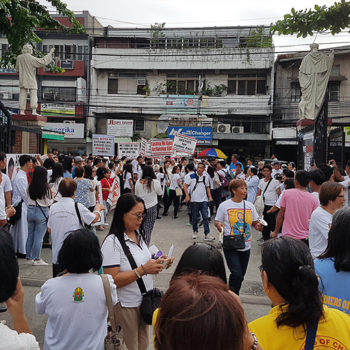 링가옌 다구판 대교구 연대 행렬에 참여하기 위해 거리로 나온 신자들(출처=ACN 자료사진)