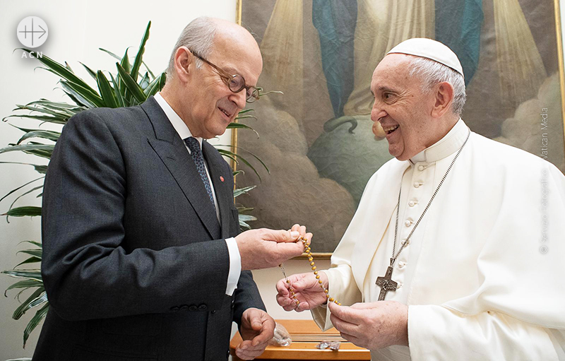 프란치스코 교황에게 묵주에 대해 설명하는 ACN의 하이네겔던 대표(© Servizio Fotografico - Vatican Media)