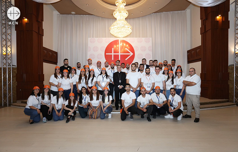 와르다 대주교와 이라크 그리스도인 청년들(출처=ACN 자료사진)