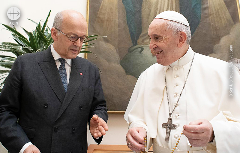 프란치스코 교황에게 묵주에 대해 설명하는 ACN의 하이네겔던 수석대표(© Servizio Fotografico - Vaticano)