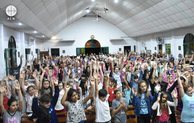 2018년 100만 어린이의 묵주기도 캠페인에 함께한 아르헨티나의 어린이들 (출처=ACN 자료사진)