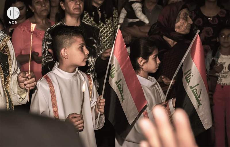 성 베남과 성 사라 성당 앞에서 이라크의 평화를 위한 기도 (출처=ACN 자료사진)