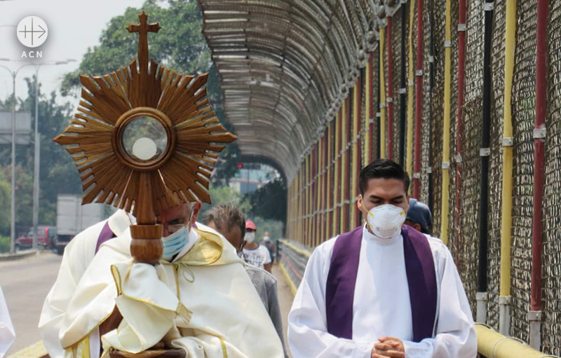 마스크를 쓰고 성체행렬을 거행하는 산 크리스토발 교구 사제들과 마리오 모론타 주교 (출처=ACN 자료사진)