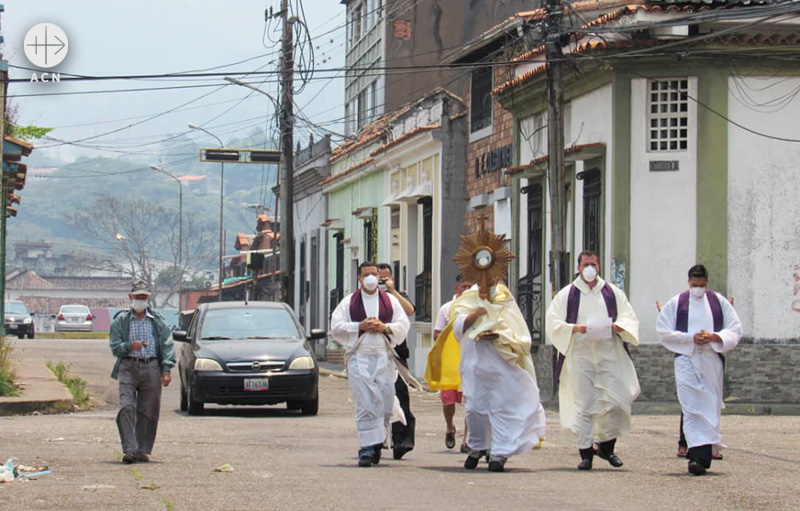 마스크를 쓰고 성체행렬을 거행하는 산 크리스토발 교구 사제들과 마리오 모론타 주교 (출처=ACN 자료사진)