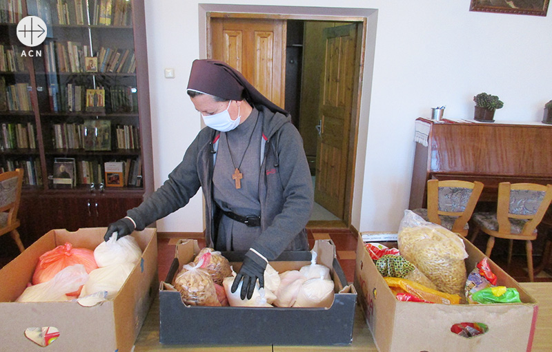 식량 꾸러미를 준비하는 안드레아 마슬리 수녀(출처=ACN 자료사진)