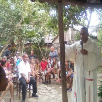 선교의 집에서 미사를 봉헌하는 엑토르 파울레스 신부 (출처=ACN 자료사진)