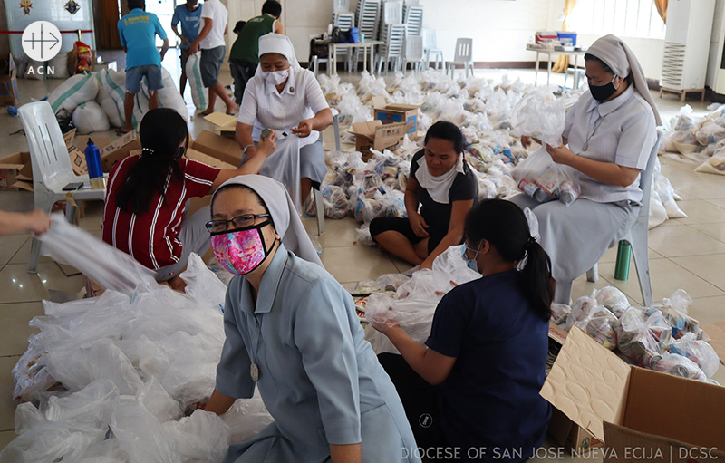 필리핀 누에바 에시하 산 호세 교구 출신 수녀들이 코로나19 봉쇄 조치로 인해 주민들에게 전달할 긴급 구호품을 포장하고 있다.(출처=Diocese of San Hose Nueva Ecija)