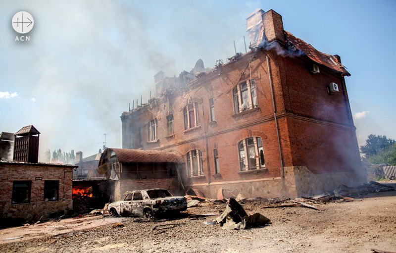 우크라이나 동부 지역, 불타고 있는 집 (출처=ACN 자료사진)