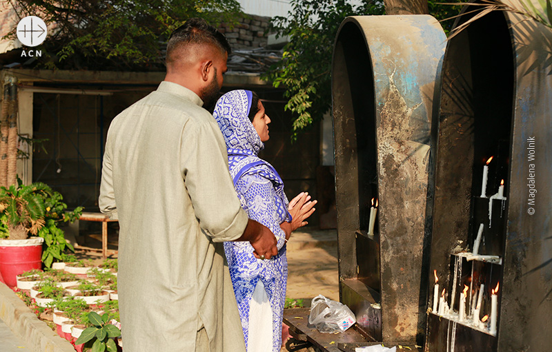기도하는 파키스탄 신자들 (© Magdalena Wolnik/ACN)
