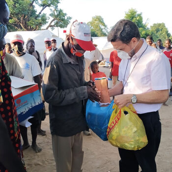 모잠비크 펨바교구장 리스보아 주교가 실향민들에게 도움을 주는 모습 (출처=ACN 자료사진)