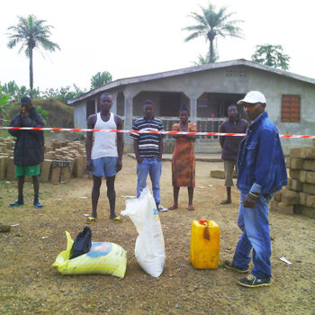 2014년 에볼라 위기 당시 긴급식량지원 (출처=ACN 자료사진)