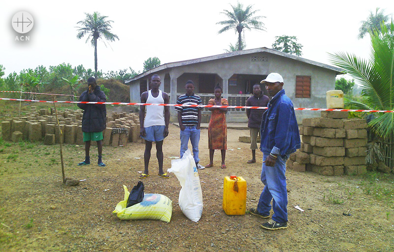 2014년 에볼라 위기 당시 긴급식량지원 (출처=ACN 자료사진)