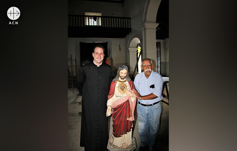 베네수엘라의 호세 마누엘 데 헤수스 페레이라 신부 (좌측, 출처=ACN 자료사진)