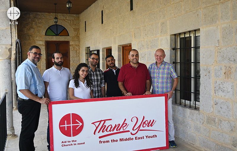 레바논 마로니트 가톨릭교회 투픽 부하디르 신부와 청년들과 만난 ACN 새 중동 지역 사업 책임자 라인하르트 바케스 (출처=ACN 자료사진)