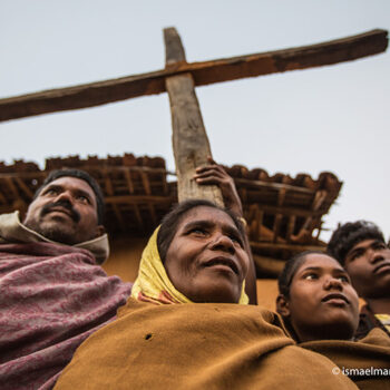 인도 자크핸드의 한 가톨릭 가정이 마을에서 십자가를 들고 있다. (출처=ACN 자료사진)