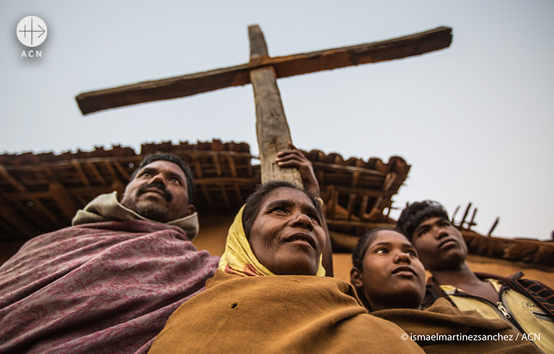 인도 자크핸드의 한 가톨릭 가정이 마을에서 십자가를 들고 있다. (출처=ACN 자료사진)