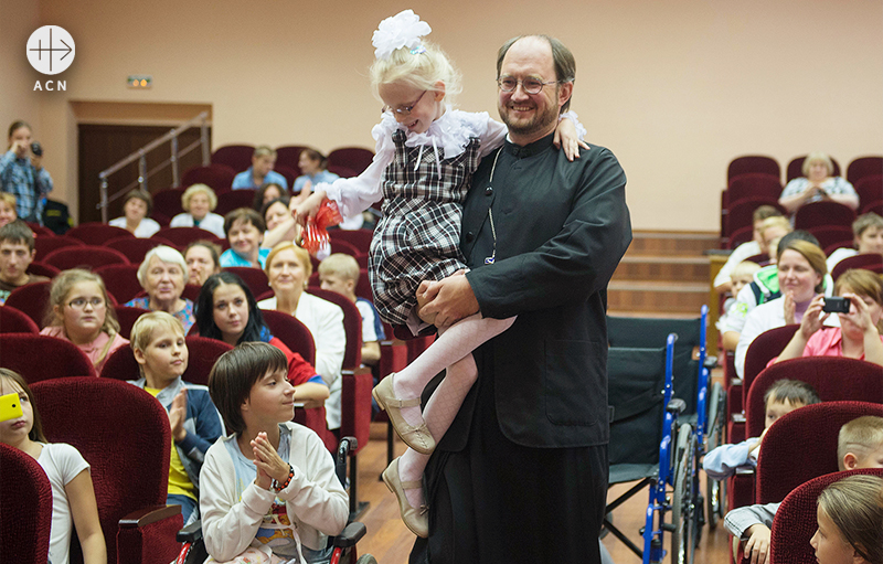 알레산드르 카첸코 신부, 호스피스 병원에서 어린이 환자와 부모들과 함께 있는 모습 (출처=ACN 자료사진)