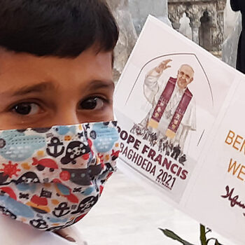 이라크 카라코시의 알 타히라 성당에서 프란치스코 교황을 환영하는 깃발을 들고 있는 어린이 (출처=ACN 자료사진)