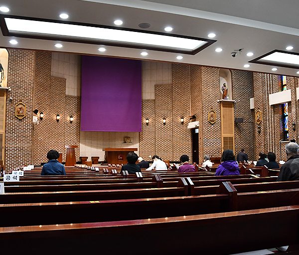 서울대교구 금호동성당 2021 성 금요일 십자가의 길 (출처=ACN 자료사진)