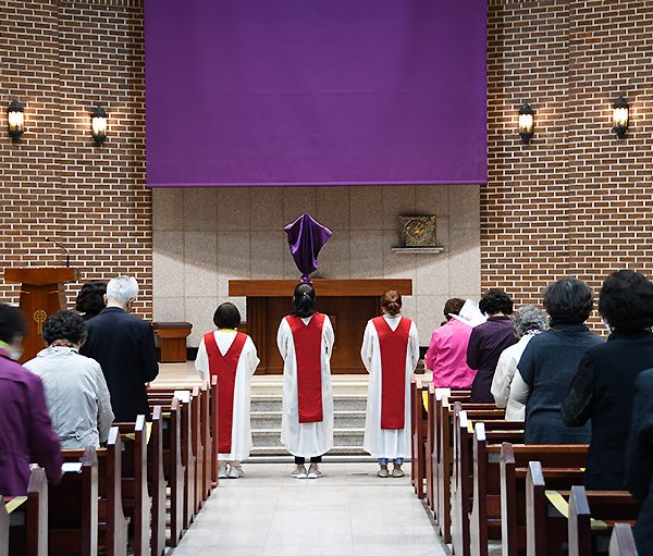 서울대교구 금호동성당 2021 성 금요일 십자가의 길 (출처=ACN 자료사진)