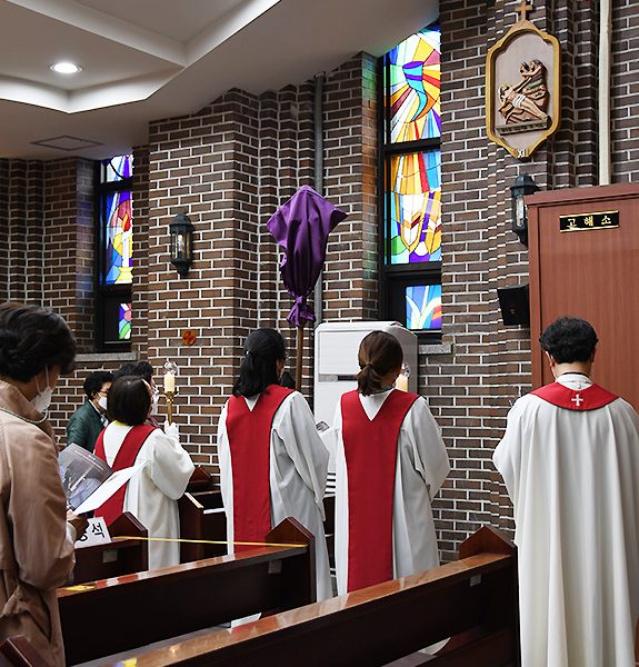 서울대교구 금호동성당 2021 성 금요일 십자가의 길 (출처=ACN 자료사진)