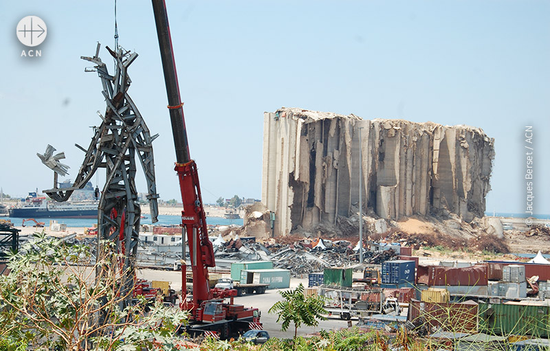 베이루트 항구에 세워진 거대한 금속 조각상 (출처=ACN 자료사진)