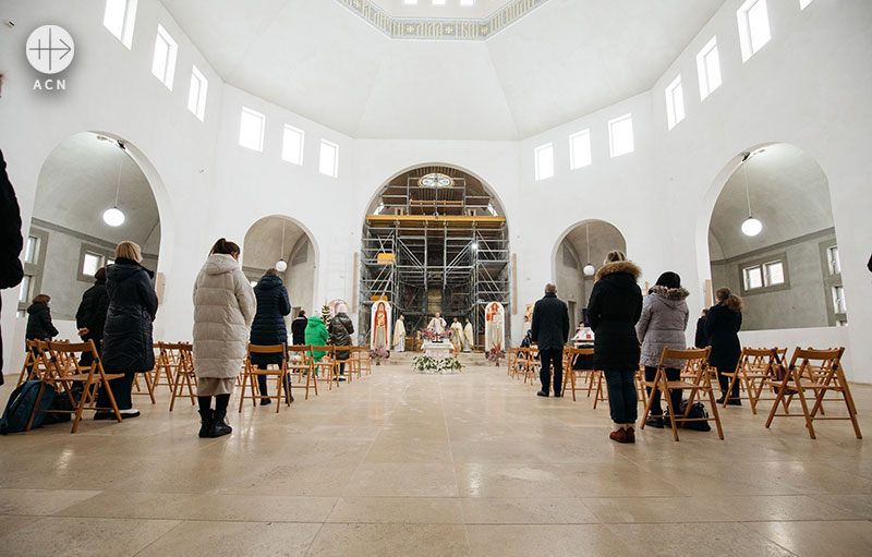 기도에 동참한 리비우의 우크라이나 가톨릭 대학 성당 (출처=ACN 자료사진)
