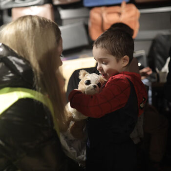 폴란드 브로츠와프 중앙역에 도착한 우크라이나 어린이를 환영하는 ACN 자원봉사자 (©Jakub Wojslawski/ACN)