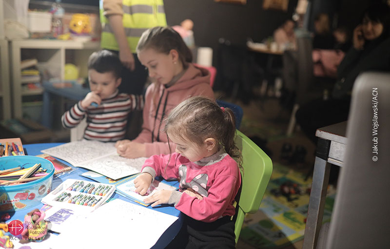 여성과 어린이를 위해 마련한 장소에서 그림을 그리며 놀고 있는 어린이들 (©Jakub Wojslawski/ACN)