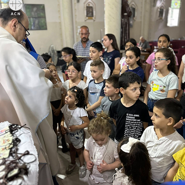 성모 축일 행사로 어린이, 청소년, 성인들에 대한 스카풀라(scapular) 축복 및 착복식에 참여한 신자들