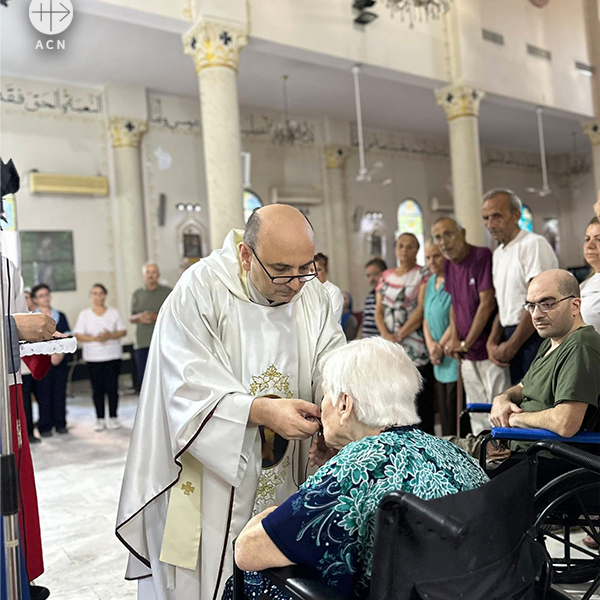 성모 축일 행사로 어린이, 청소년, 성인들에 대한 스카풀라(scapular) 축복 및 착복식에 참여한 신자들