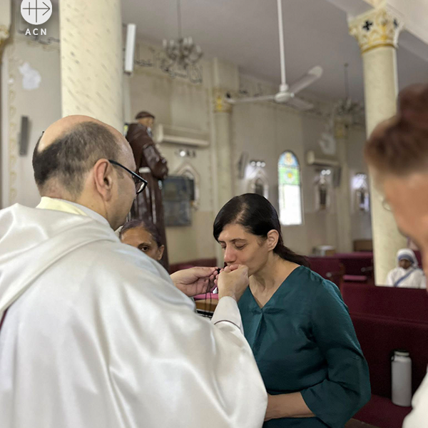 성모 축일 행사로 어린이, 청소년, 성인들에 대한 스카풀라(scapular) 축복 및 착복식에 참여한 신자들