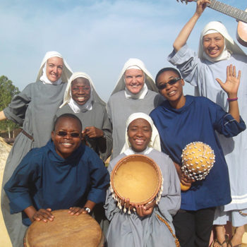 와가두구에서 활동하는 7명의 새벽의 별 마리아 수녀회 소속 수녀들(출처=ACN 자료사진)