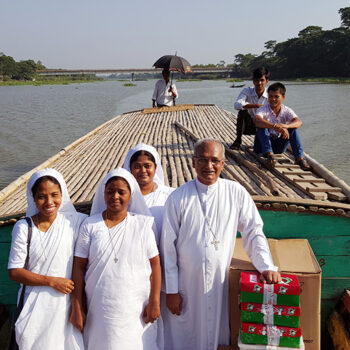 방글라데시 치타공대교구, 코스타 대주교와 수녀들 (출처=ACN 자료사진)